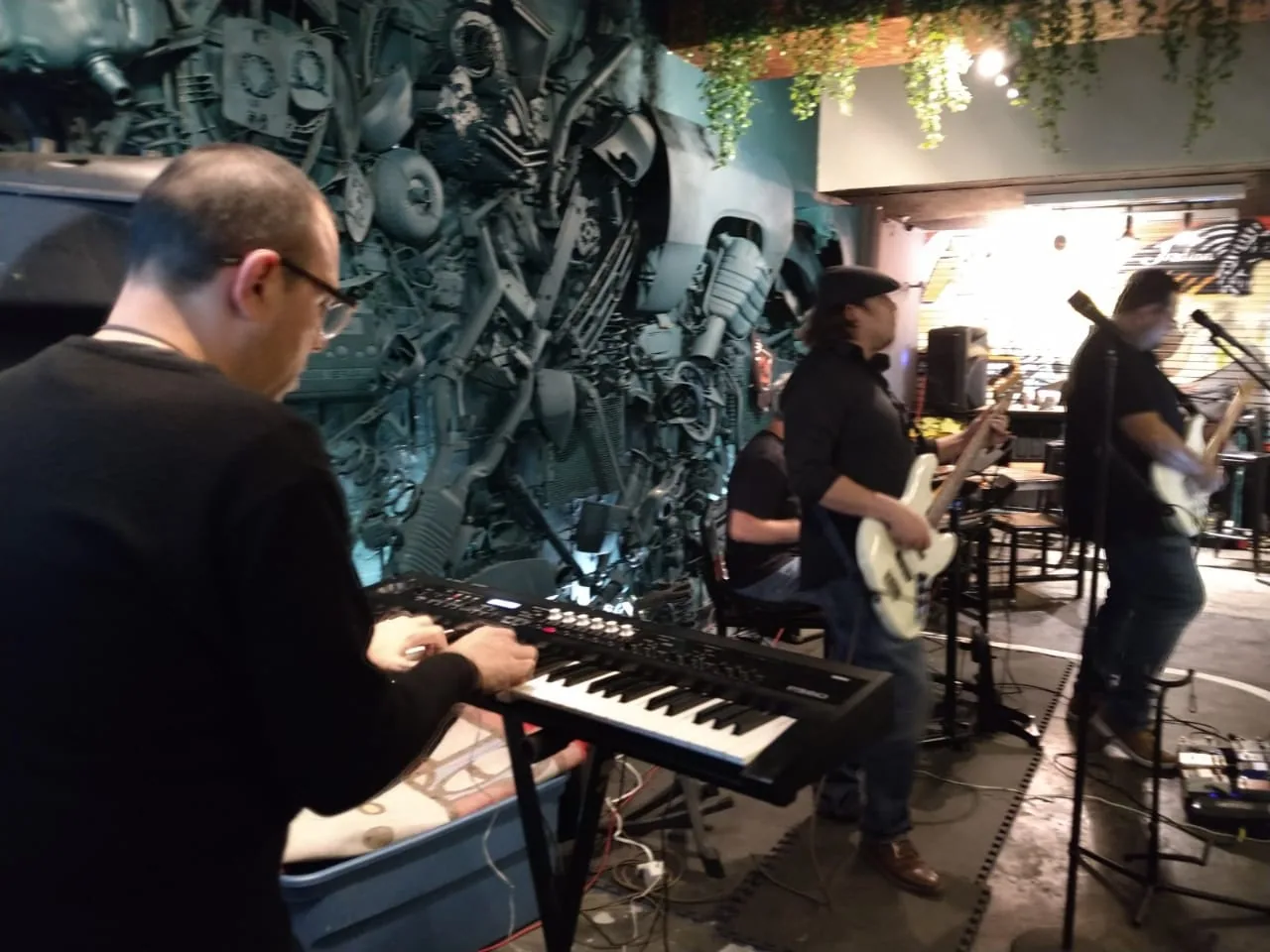 Red Corner Blues tocando en vivo