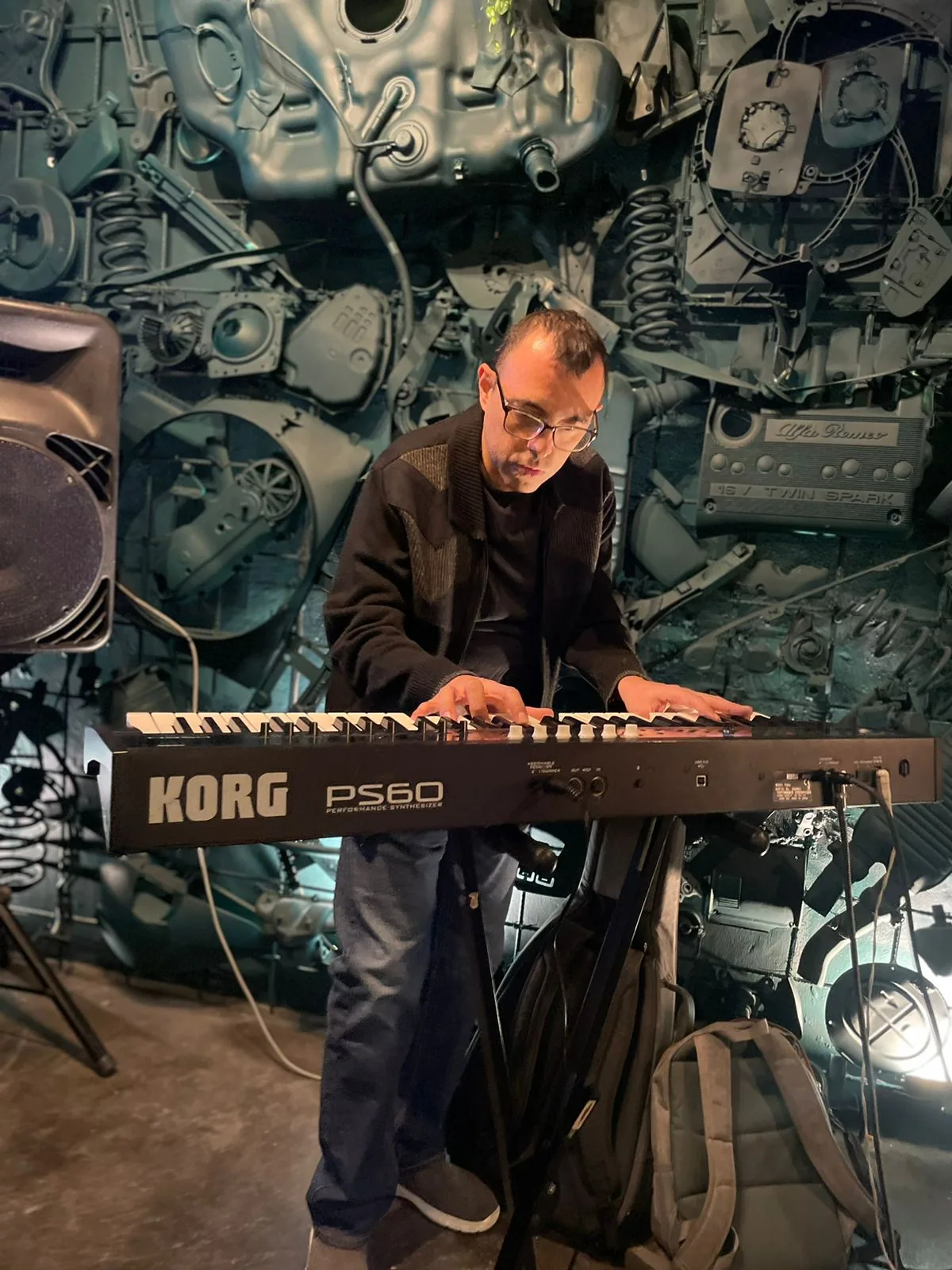 Coke Ponton tocando teclados en vivo