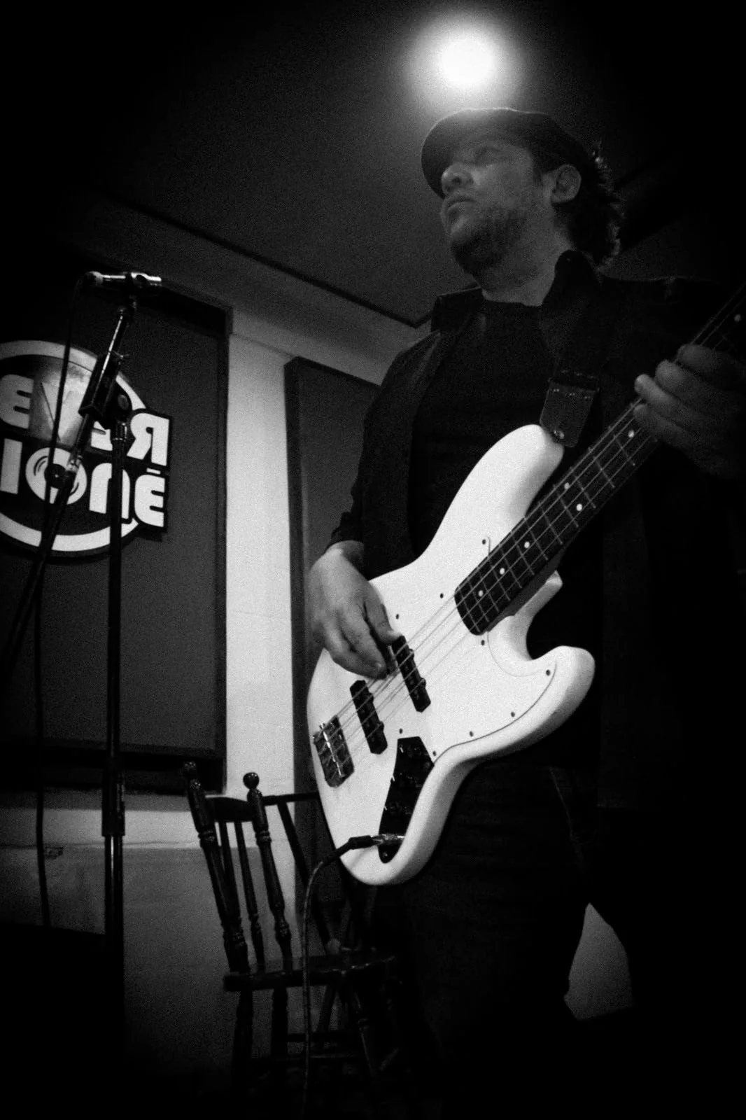 Guitarra en blanco y negro