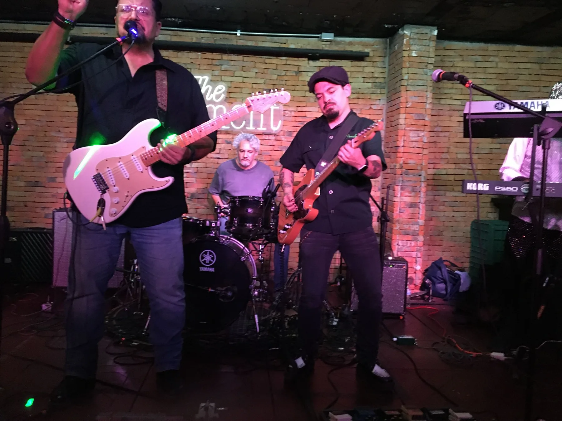 Banda tocando blues en escenario