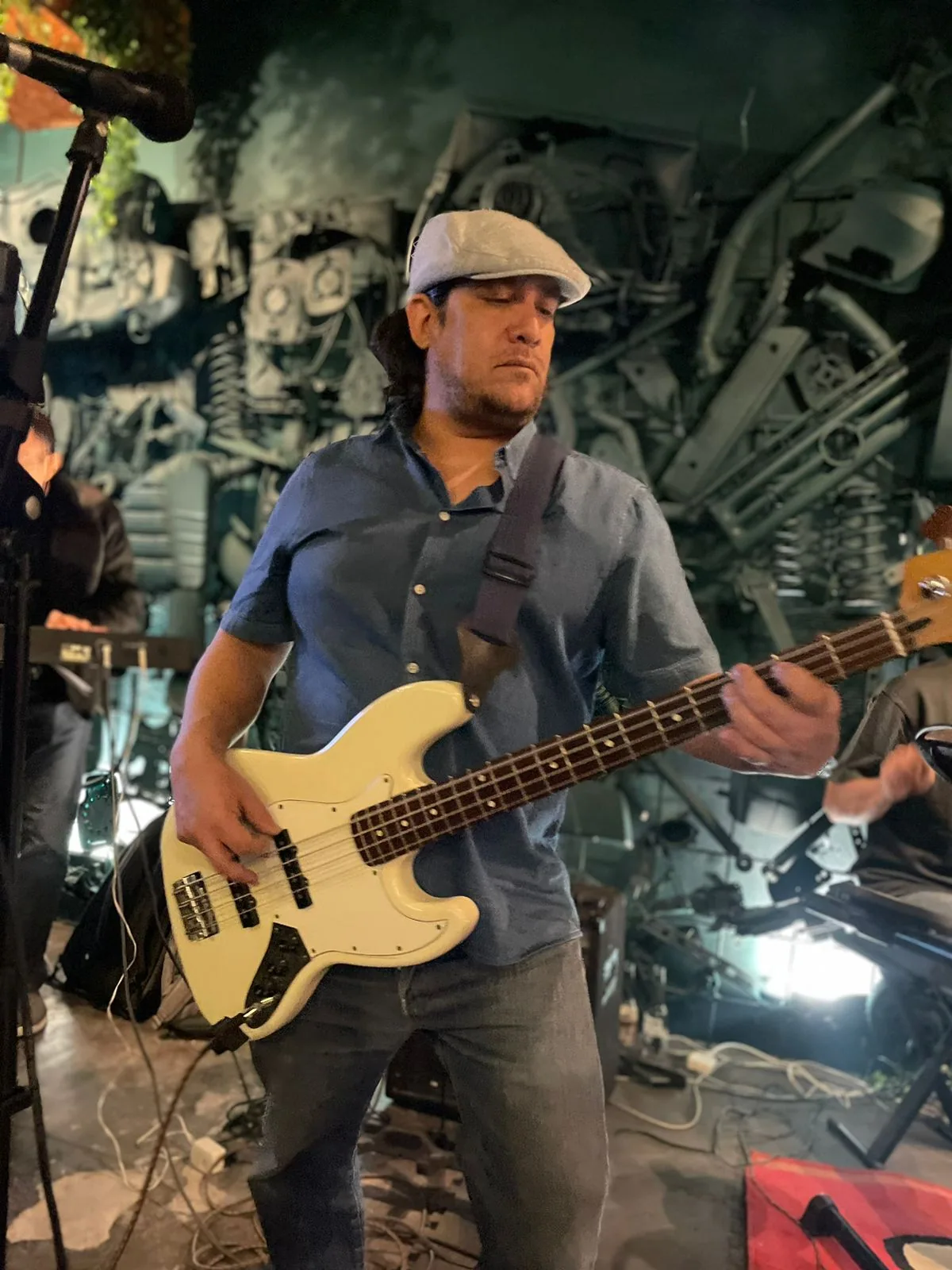 Paco Moreno tocando bajo en vivo
