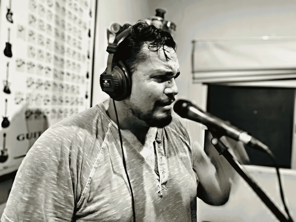 Marco Ortega grabando voz en estudio